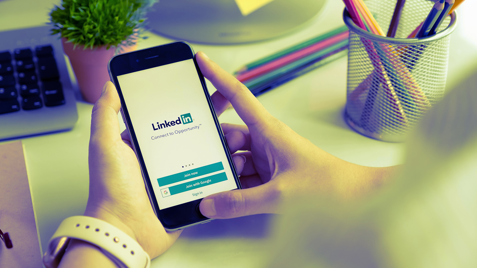 8 tips for using LinkedIn to stay connected and get ahead fast